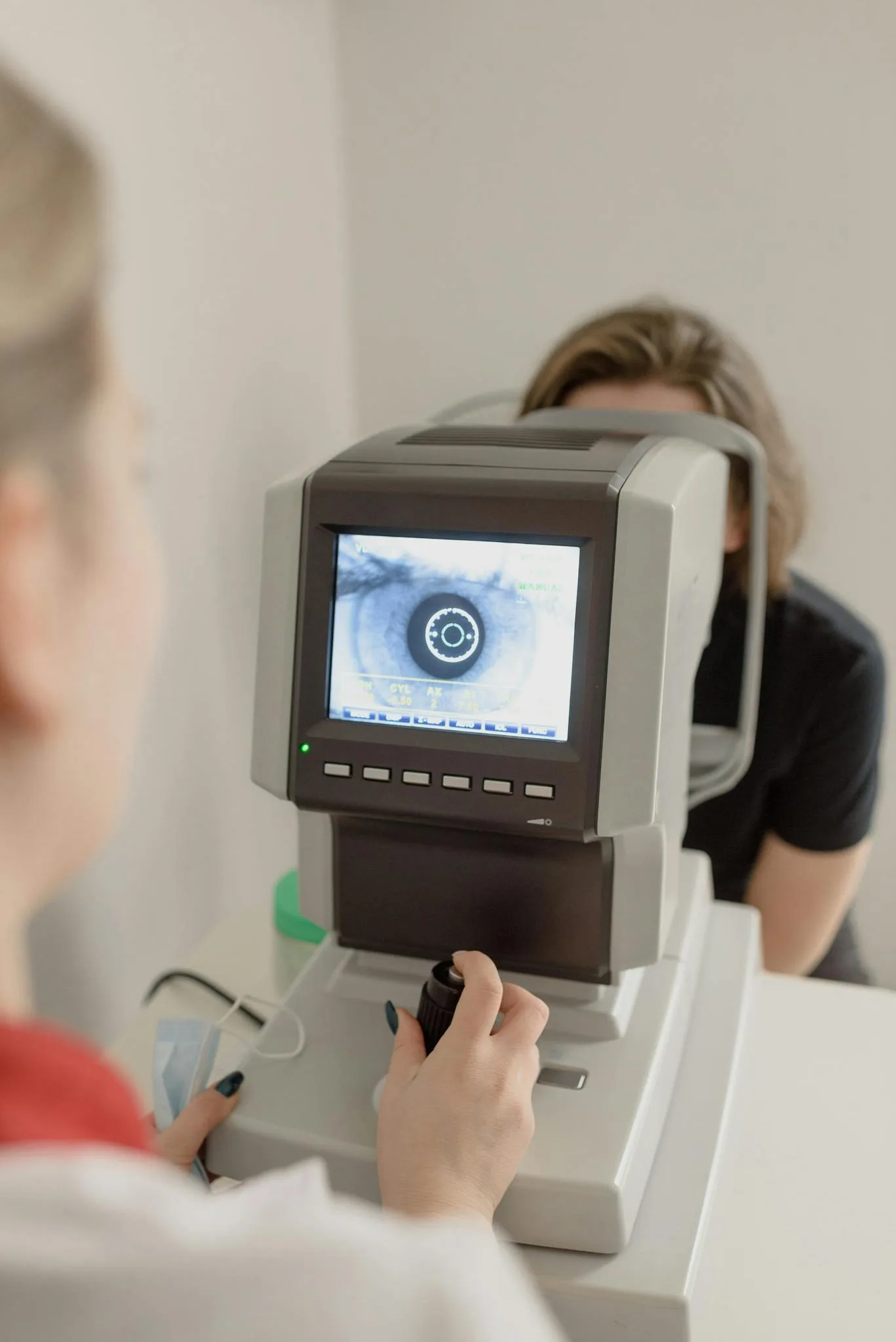 Examination of the eyelid margin with a slit lamp