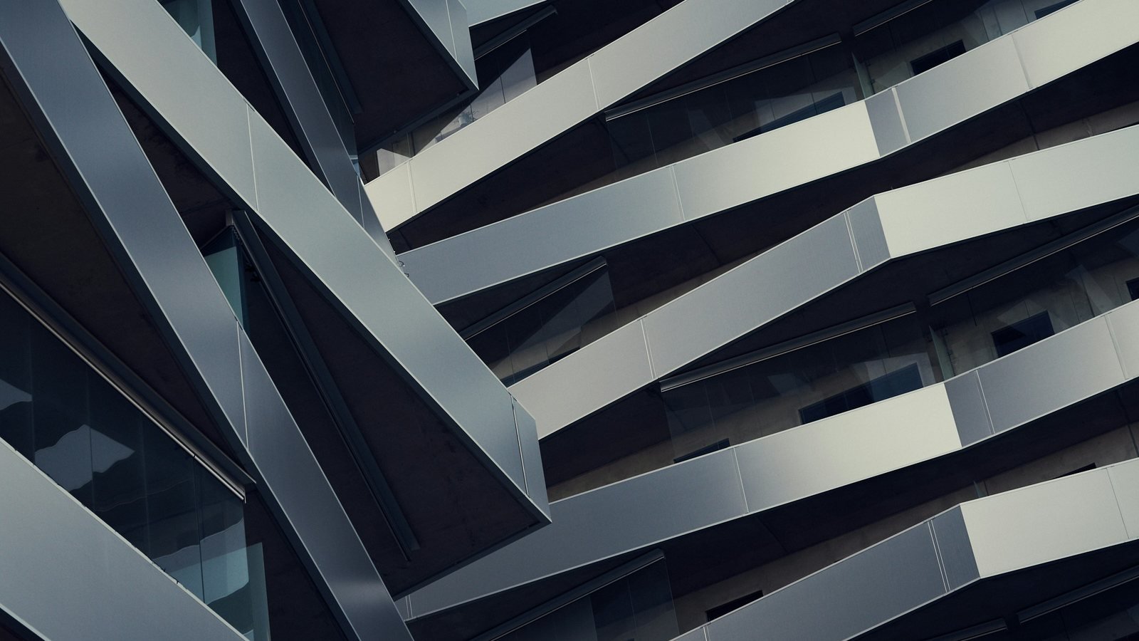 Façade aux lignes géométriques nettes et contrastées