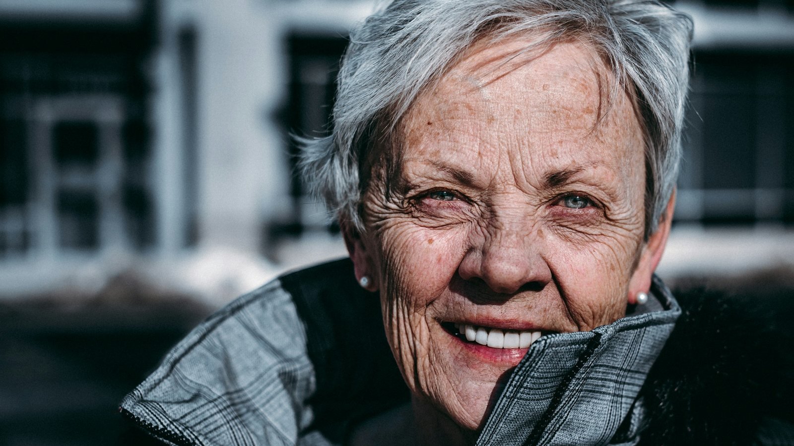 Femme senior active en extérieur