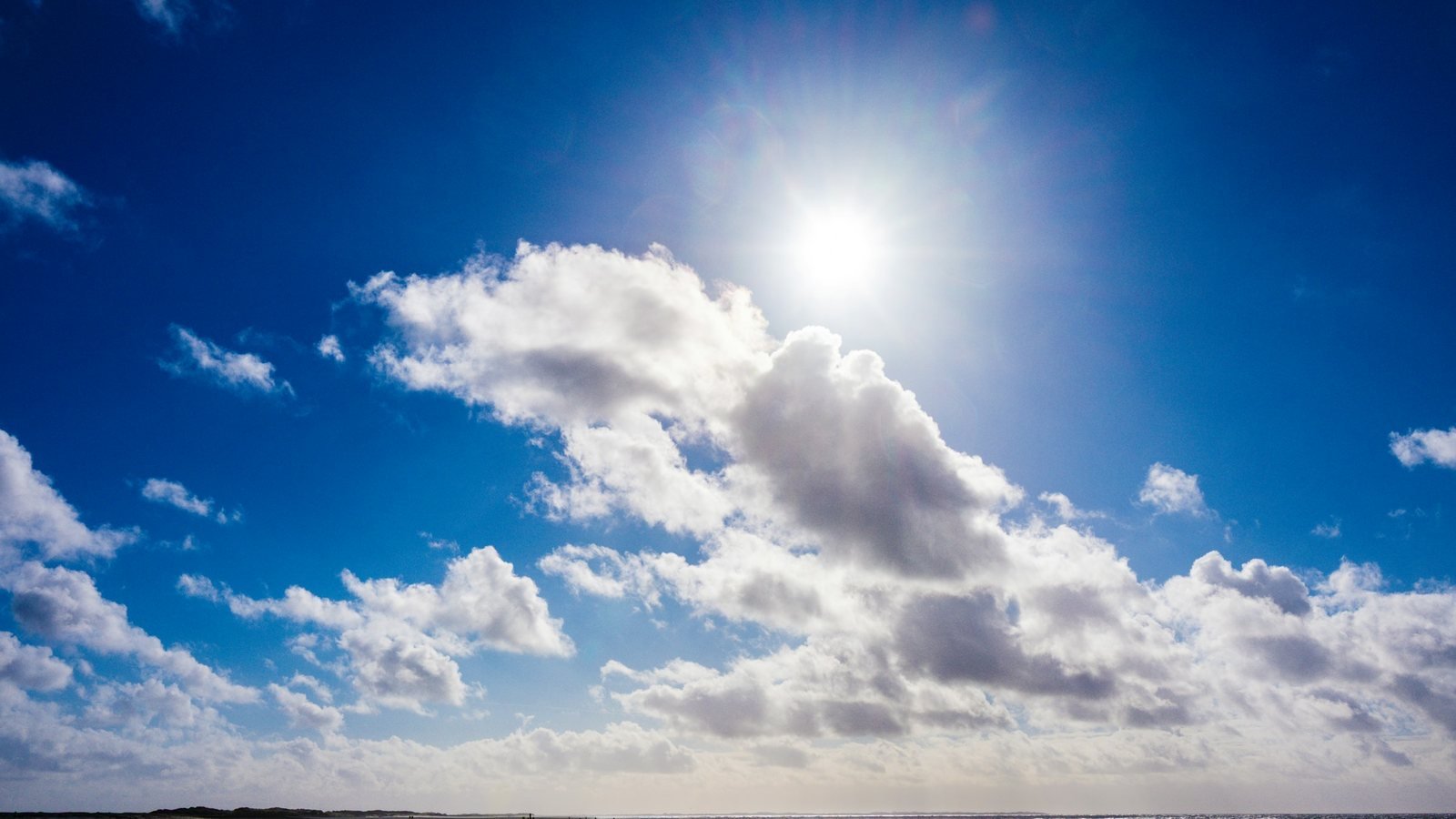 Soleil intense au-dessus d’une plage en été