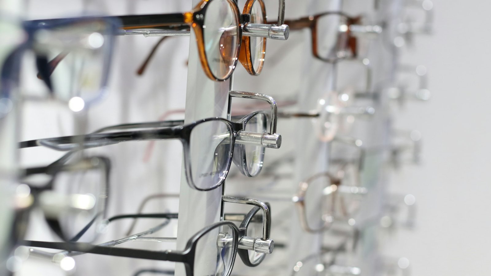 Présentoir de montures de lunettes chez un opticien