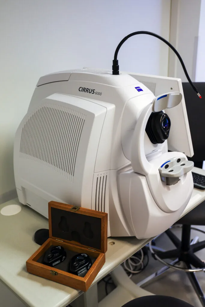 Zeiss Cirrus 6000 OCT device in an examination room at the Cachan practice