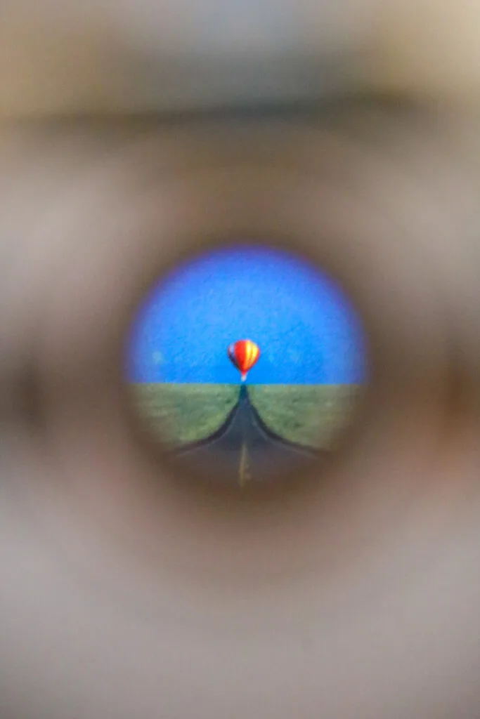 Image de montgolfière vue à travers l’oculaire d’un appareil de mesure de la vue