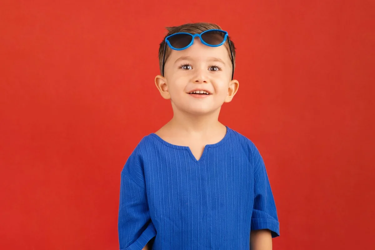 サングラスをかけた子ども — 幼いうちからの予防