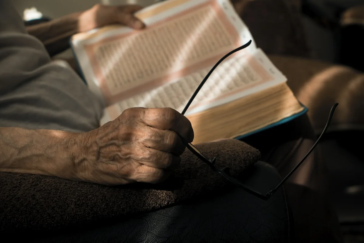 Personne senior lisant un livre — symptômes de distorsion visuelle