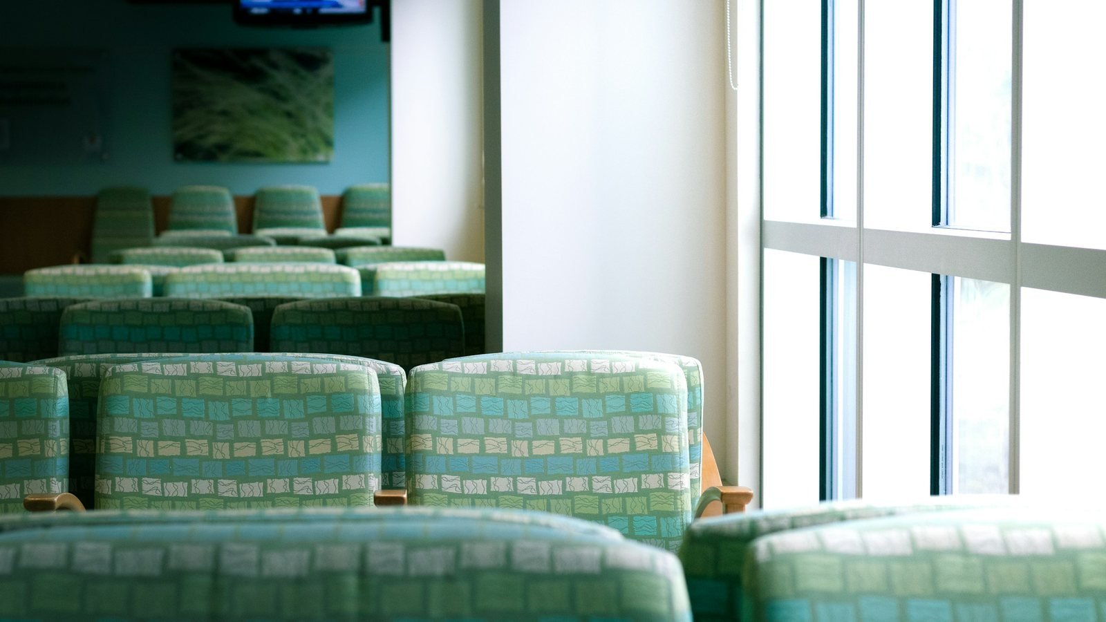 Salle d’attente lumineuse d’un établissement de santé