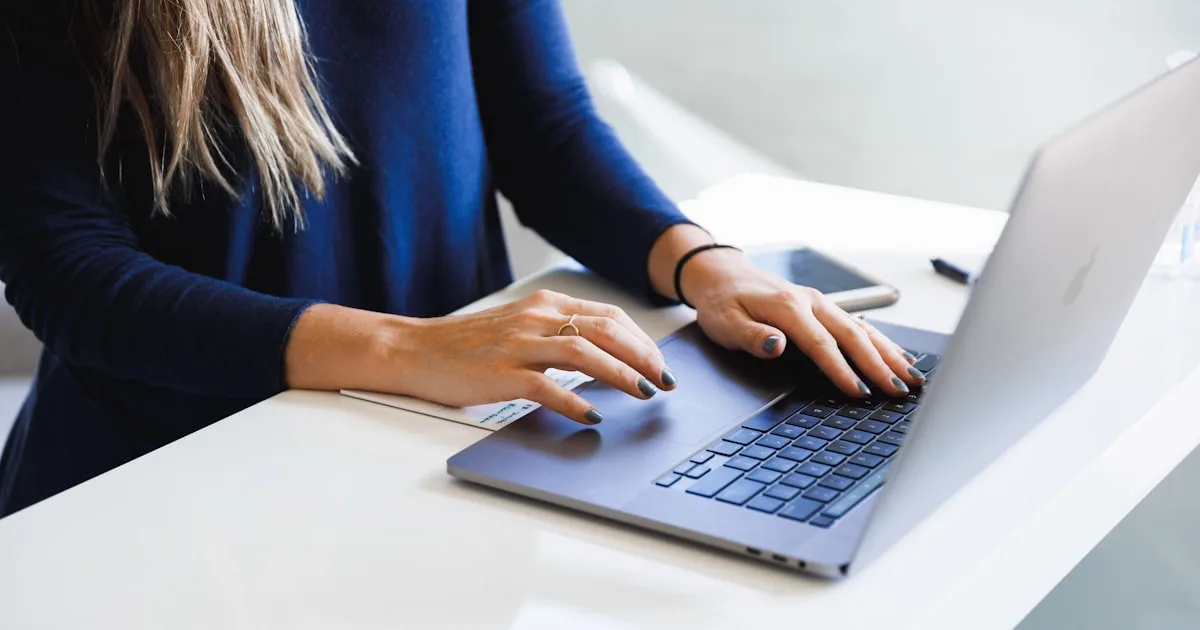 Personne travaillant sur un ordinateur portable au bureau, reprise du travail après une chirurgie réfractive