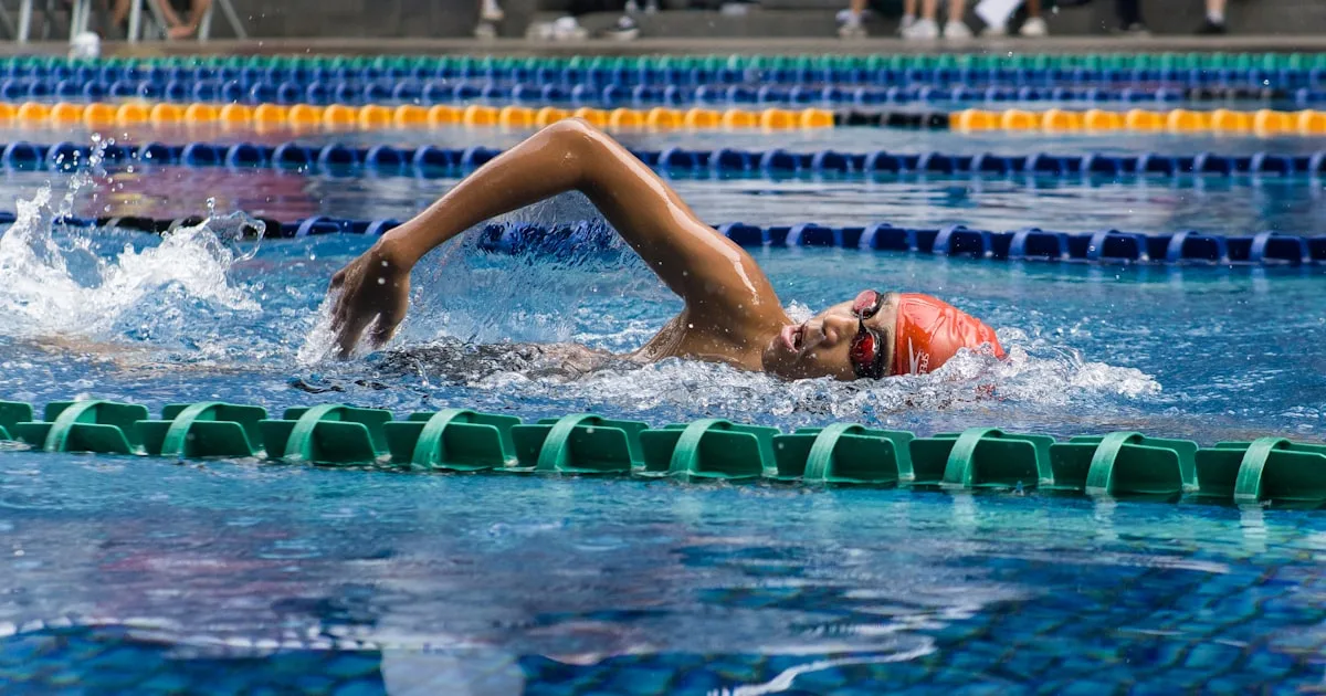 Nageur dans une ligne d'eau de piscine, illustration de la reprise de la natation après un LASIK