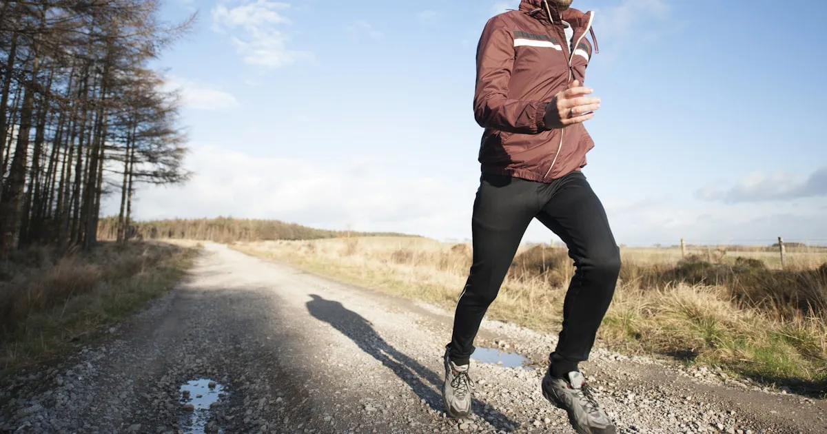 Coureur en extérieur au lever du jour, reprise de la course après une chirurgie réfractive