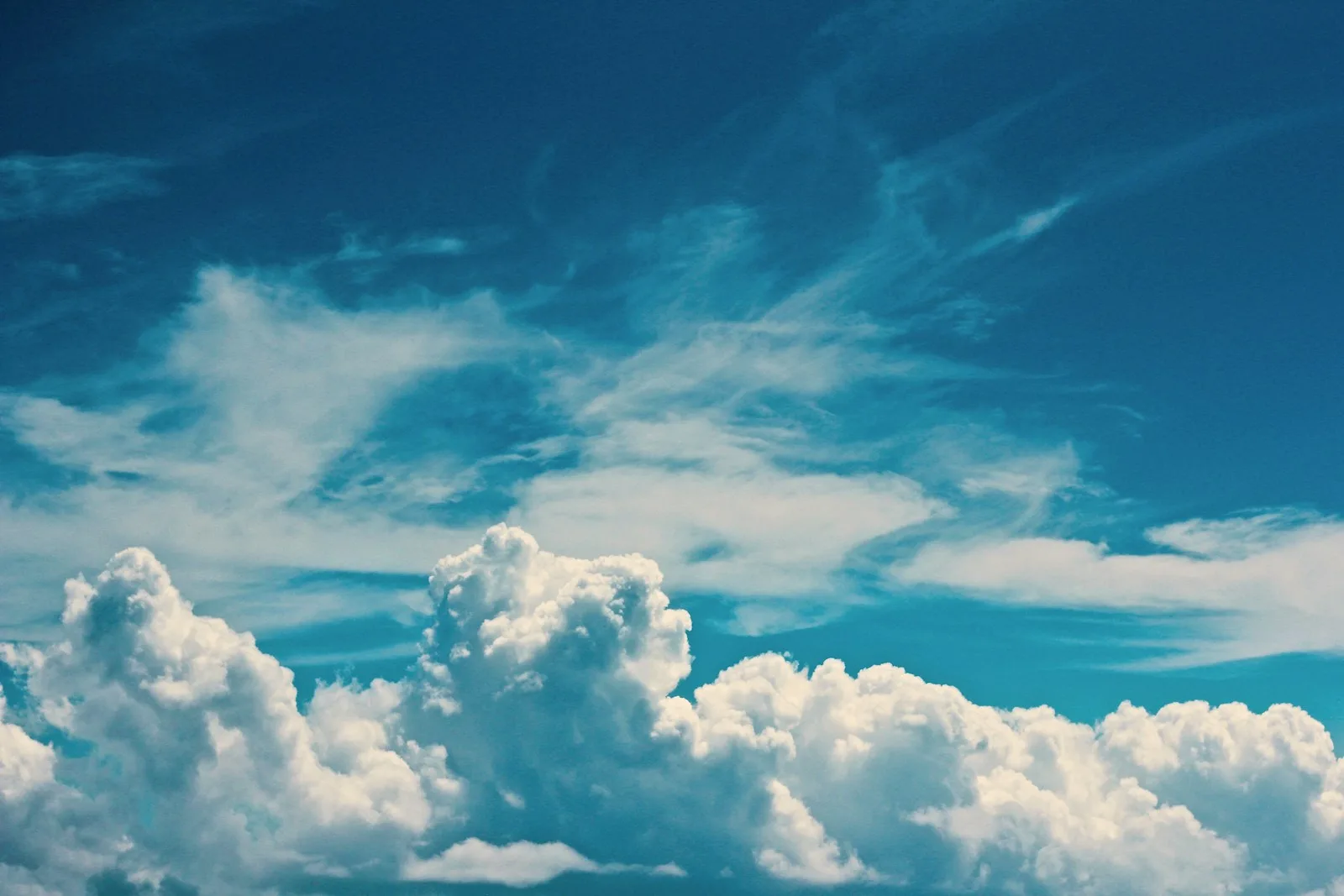 Cielo azzurro con nuvole, sfondo chiaro e uniforme sul quale i corpi mobili sono più visibili