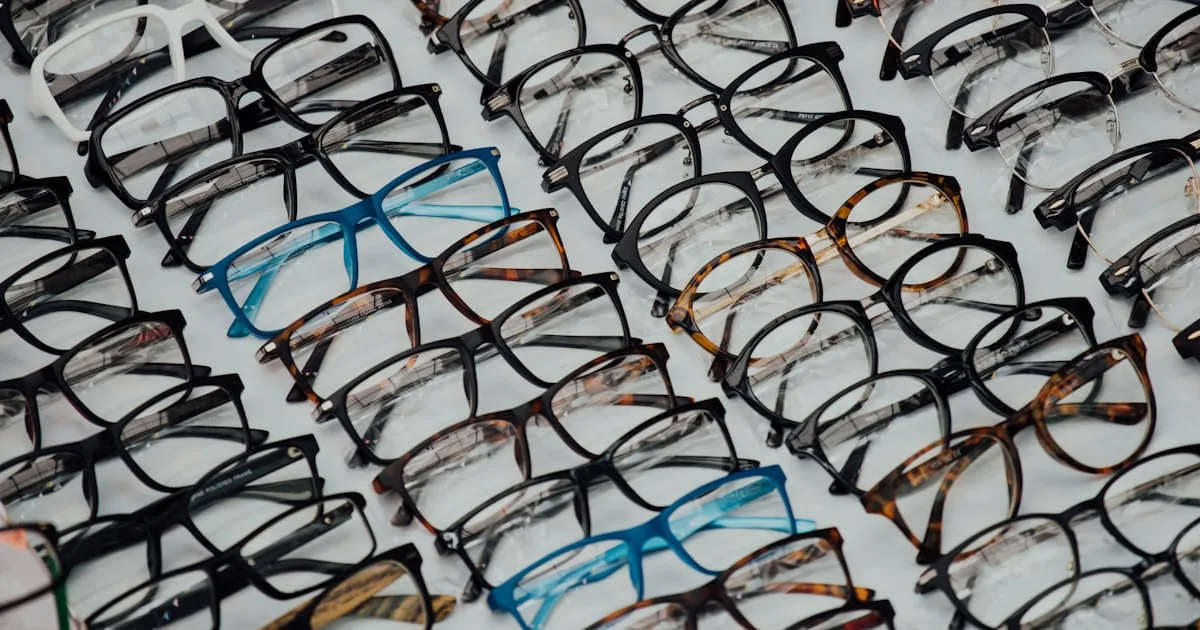 Plusieurs paires de lunettes illustrant le coût de la correction visuelle sur le long terme