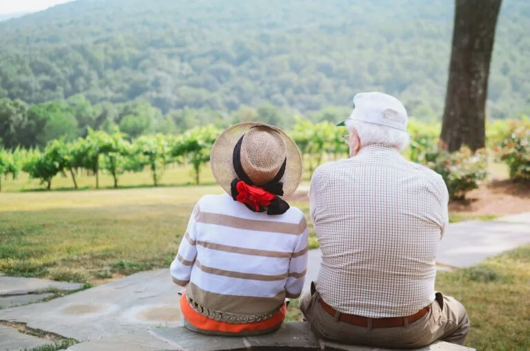 Personnes âgées profitant de l'été en se protégeant du soleil