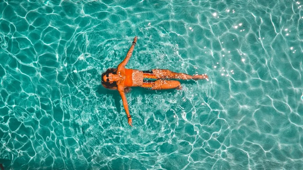 Personne âgée au bord d'une piscine après une opération de la cataracte