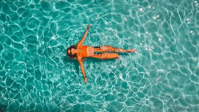 Personne âgée au bord d'une piscine