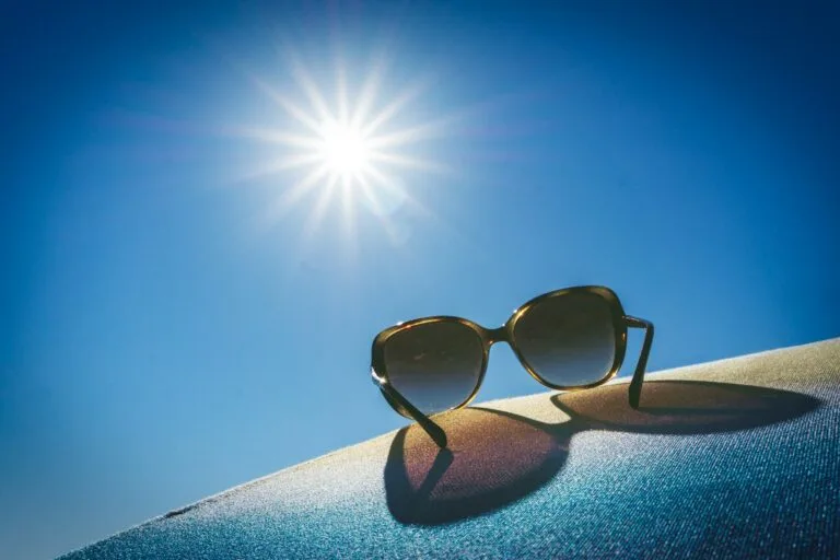 Lunettes de soleil posées sur la plage en été