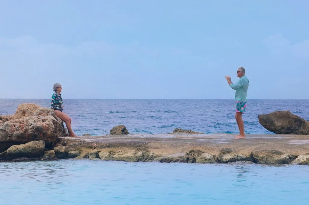 Couple de seniors avec lunettes de soleil en vacances au bord de mer après une opération de la cataracte