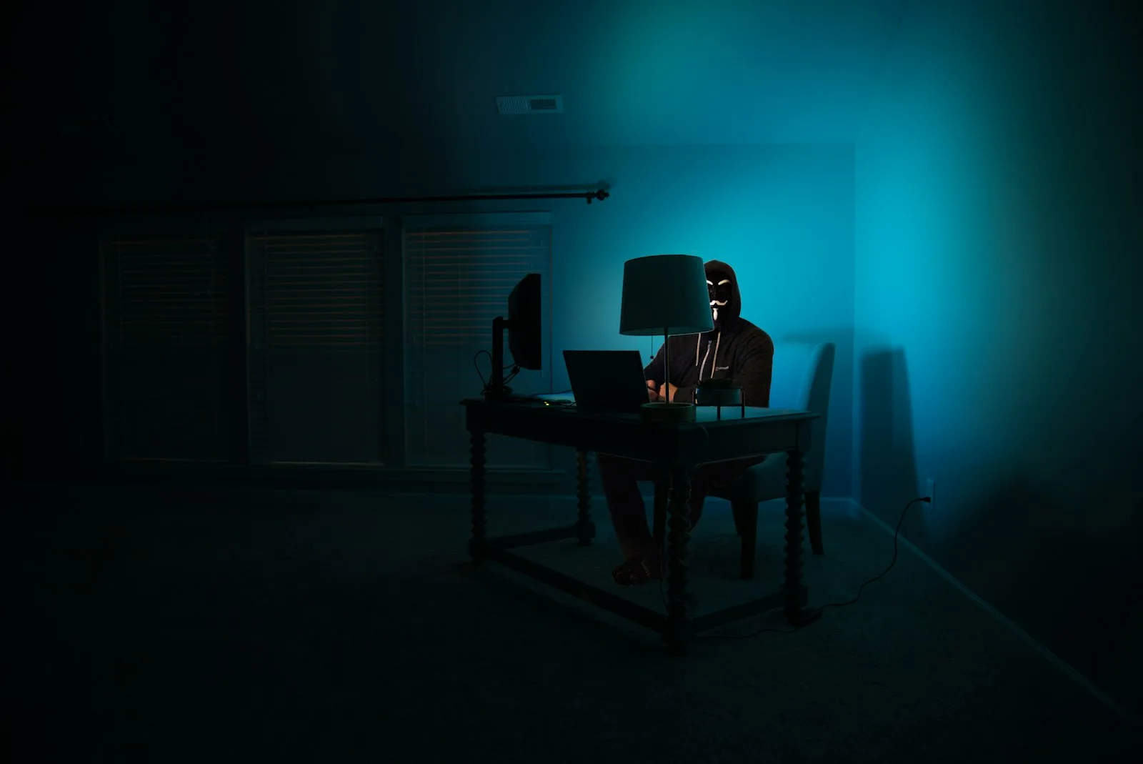 Persona che lavora davanti allo schermo di un computer la sera