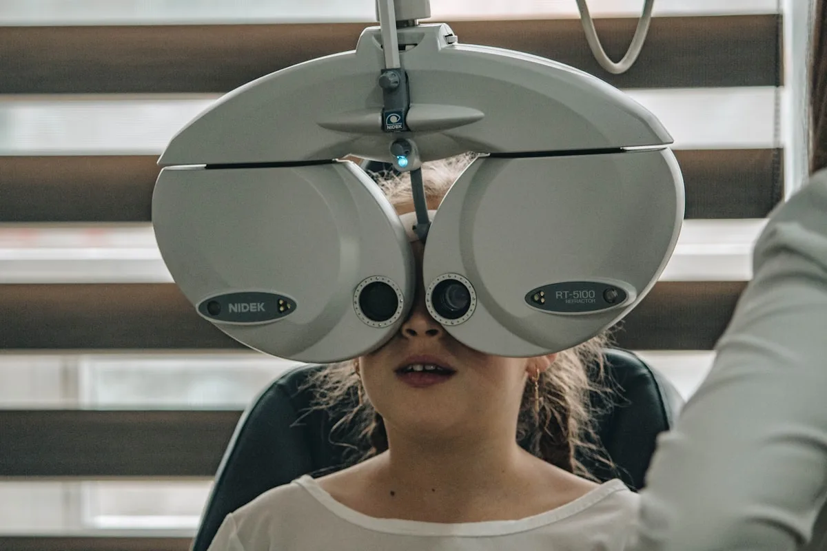 Examen de la pupille en consultation d'ophtalmologie