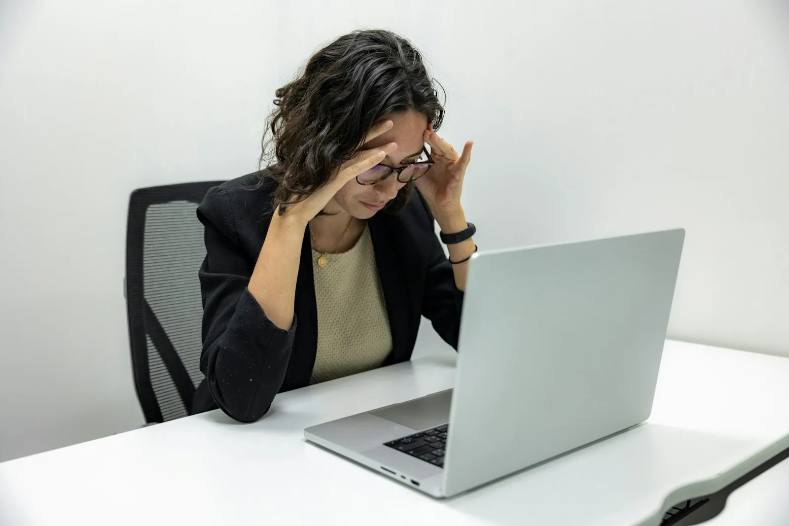 Donna stanca davanti al proprio computer portatile