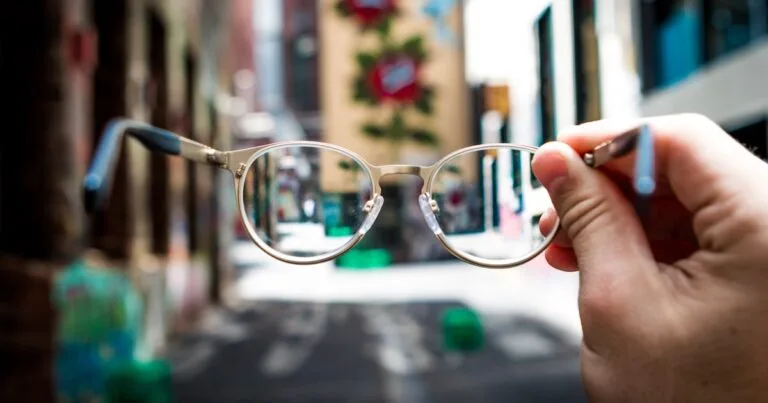 Verres anti-lumière bleue et fatigue des écrans