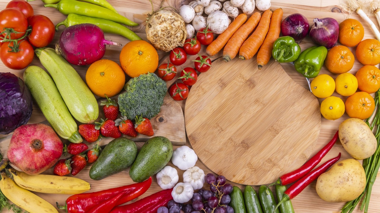 Étal de fruits et légumes frais et colorés