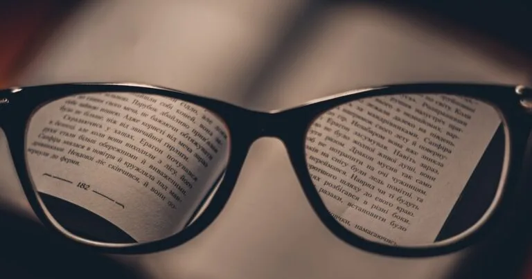 Vue à travers des lunettes de lecture illustrant la correction de la presbytie par monovision