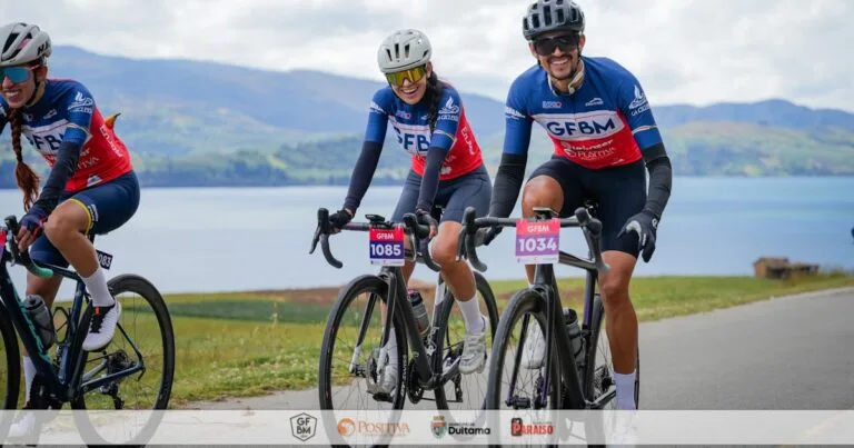 Cyclistes en course sur une route de montagne, illustrant la vision à grande vitesse