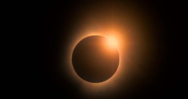 Éclipse solaire avec un croissant de photosphère encore visible