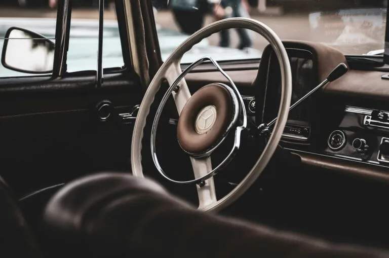 Personne au volant d'une voiture, mains sur le volant