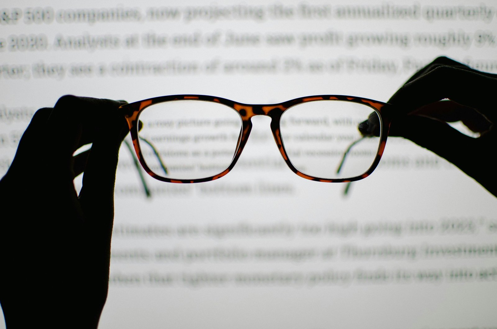 Paire de lunettes posée sur une page de texte imprimé