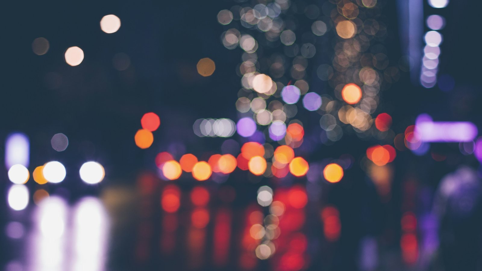 Verdoppelte und unscharfe Stadtlichter bei Nacht