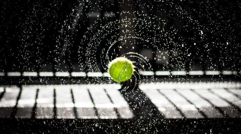Balle de tennis en mouvement saisie en pose longue