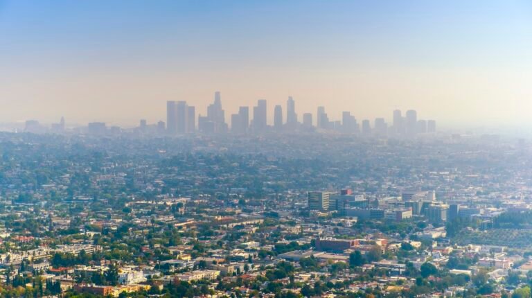 Panorama urbain noyé dans un voile de pollution atmosphérique