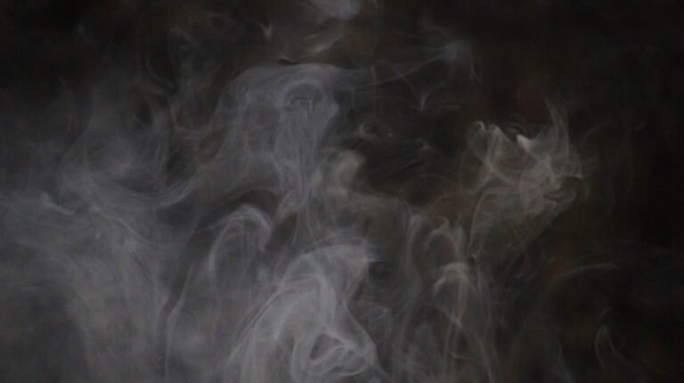 Volutes de fumée sur fond sombre