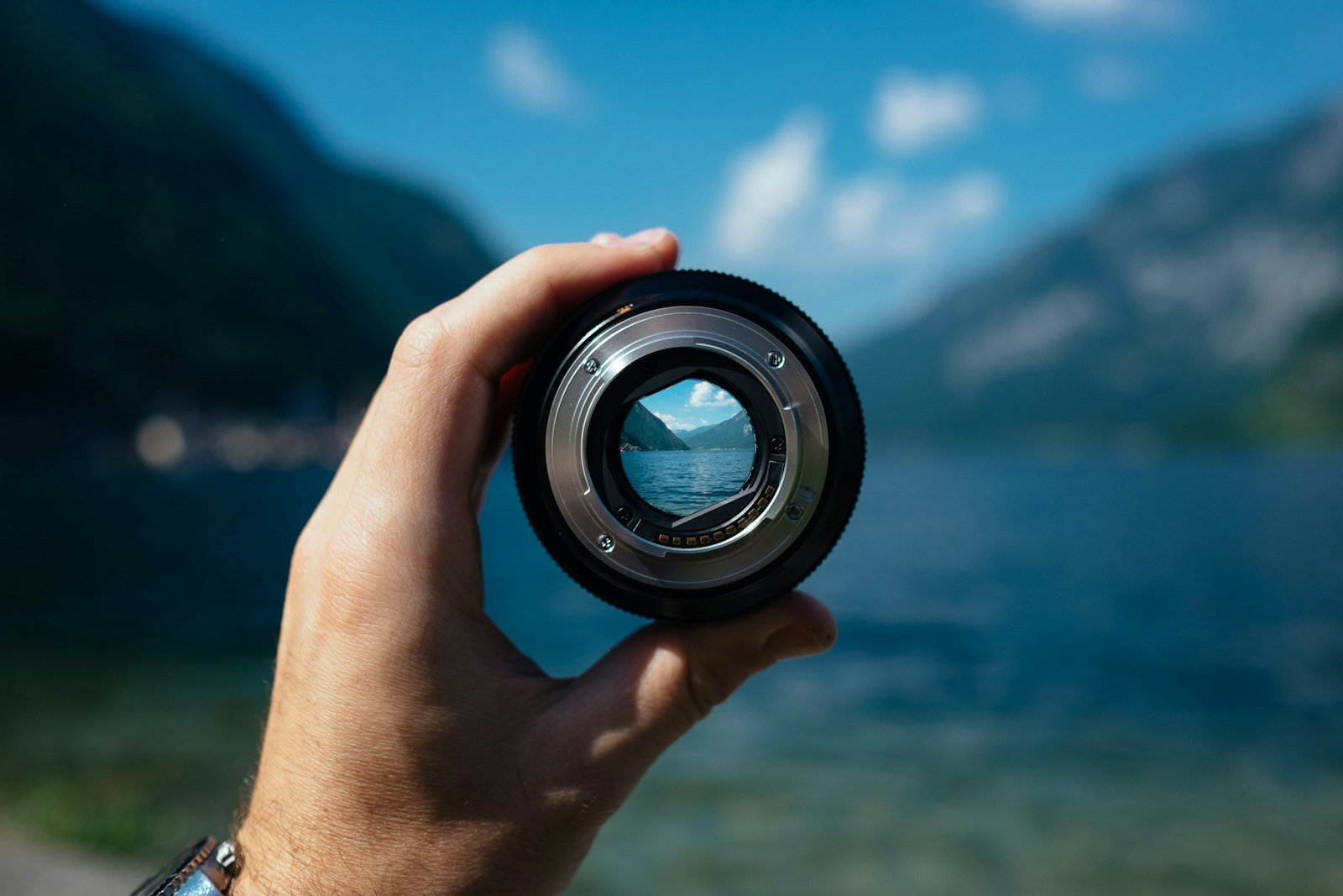 Main réglant la bague de mise au point d'un objectif photographique