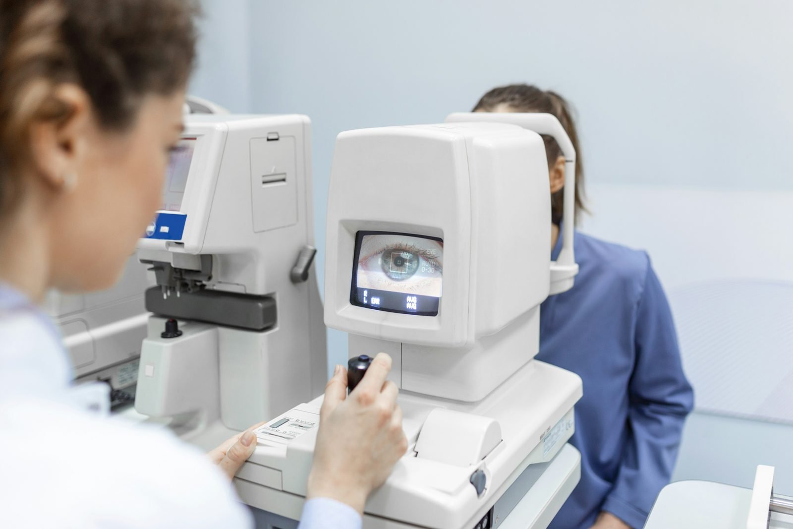 Ophtalmologue réalisant un examen d'imagerie rétinienne en consultation