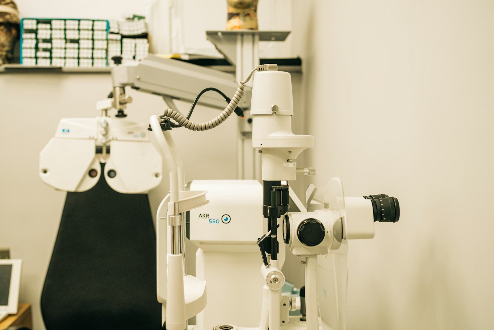 Salle d'examen ophtalmologique, avec appareil de mesure et écran de contrôle