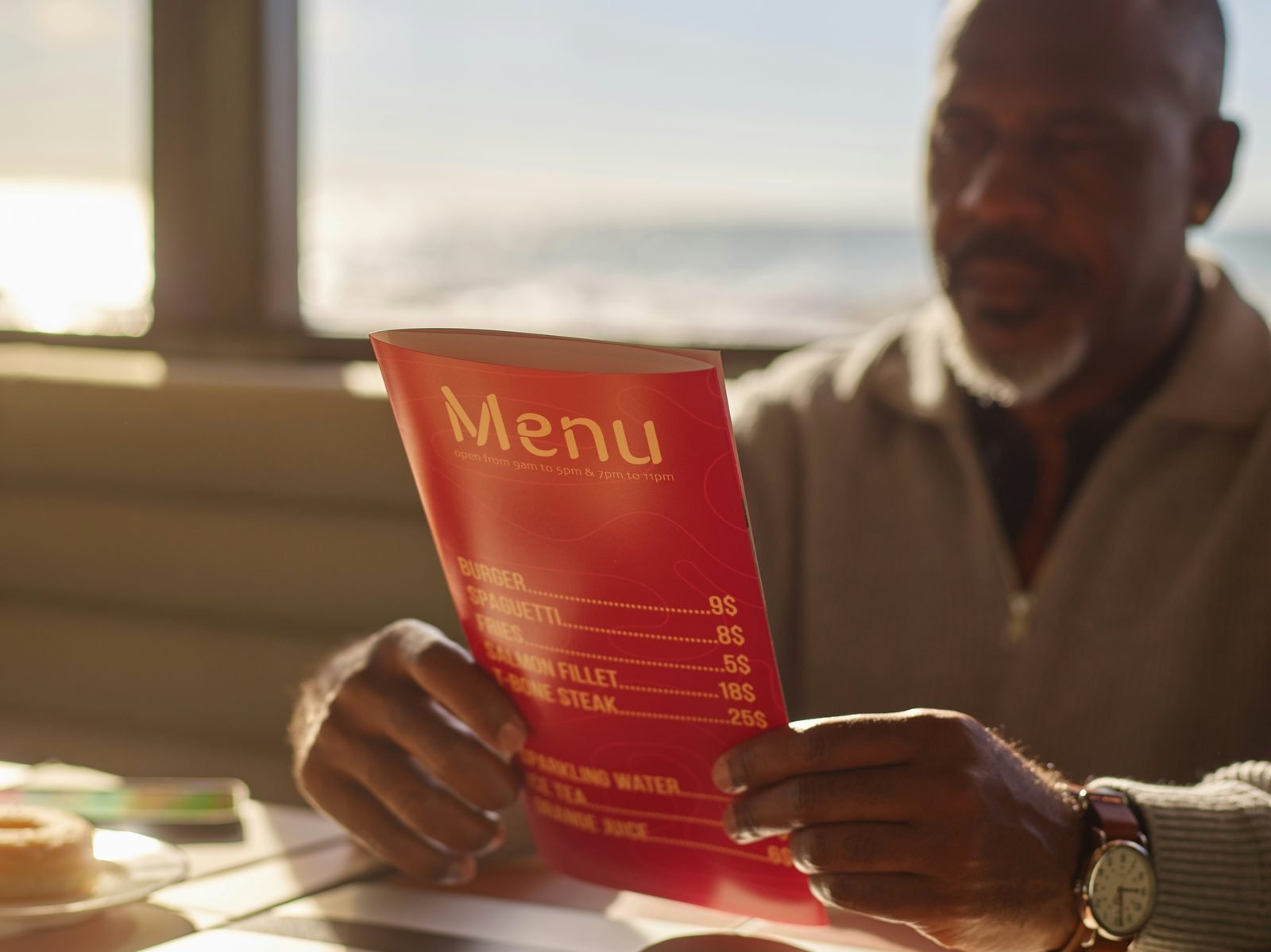 Homme lisant la carte d'un restaurant