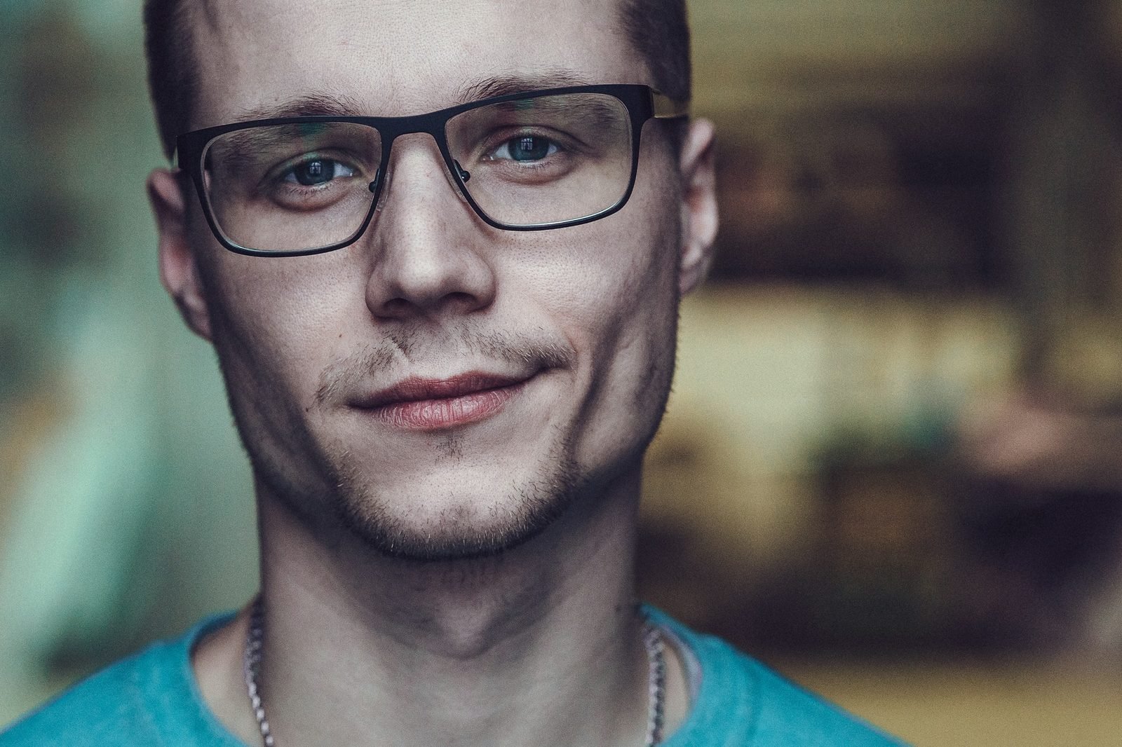 Portrait d'un homme portant des lunettes à verres correcteurs