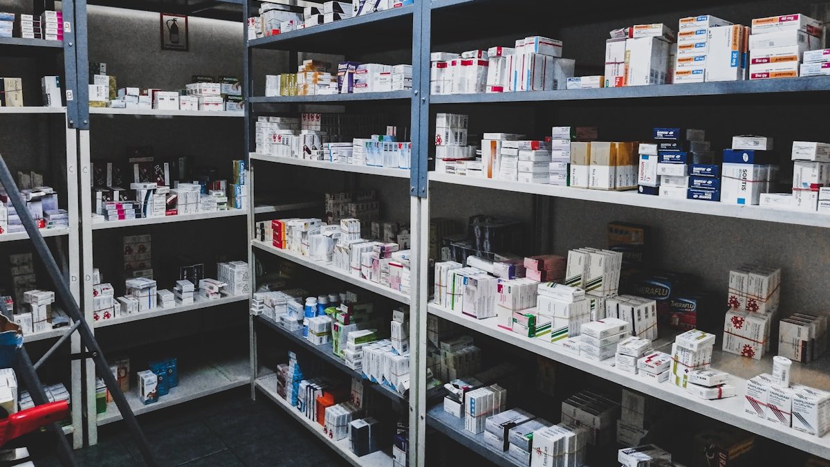 Scaffali di medicinali nel magazzino di una farmacia