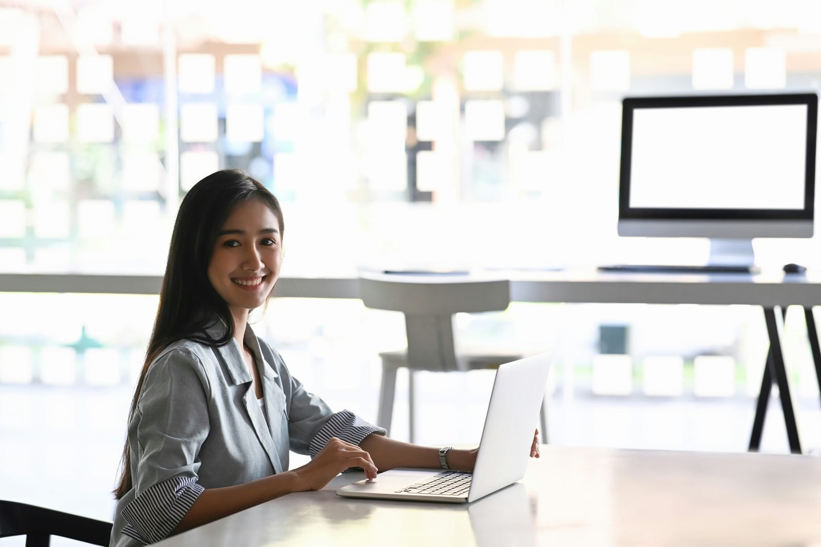 Jeune femme travaillant sur un ordinateur portable à un bureau