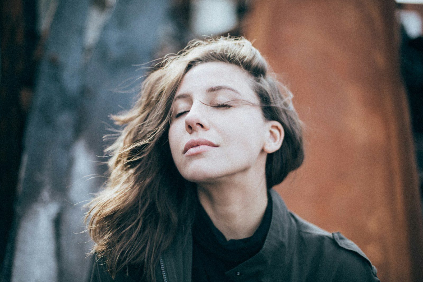 Donna con gli occhi chiusi, il viso rivolto verso la luce
