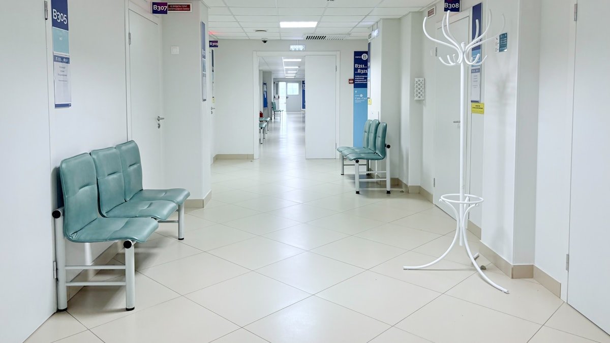 Corredor de consulta com cadeiras de espera num centro médico