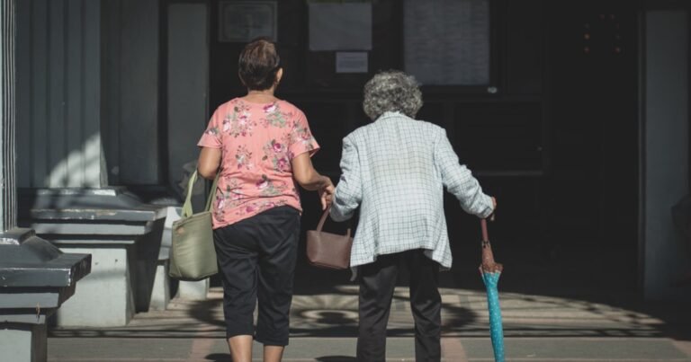 Une femme âgée accompagnée par sa fille arrive à un rendez-vous médical