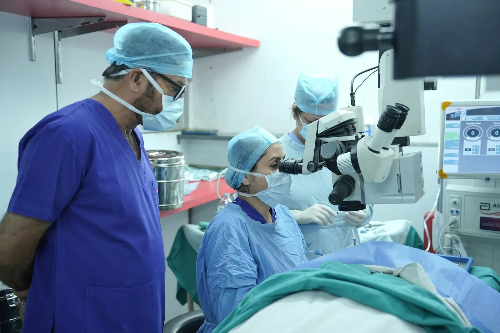 Bloc opératoire équipé d’un microscope pour la chirurgie de la cataracte
