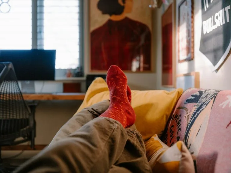 Personne se reposant à la maison pendant sa convalescence