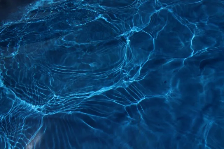 Bassin de piscine, eau bleue calme