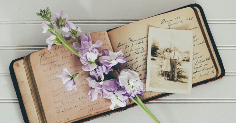 Vieux carnet ouvert avec une photographie ancienne et des fleurs mauves