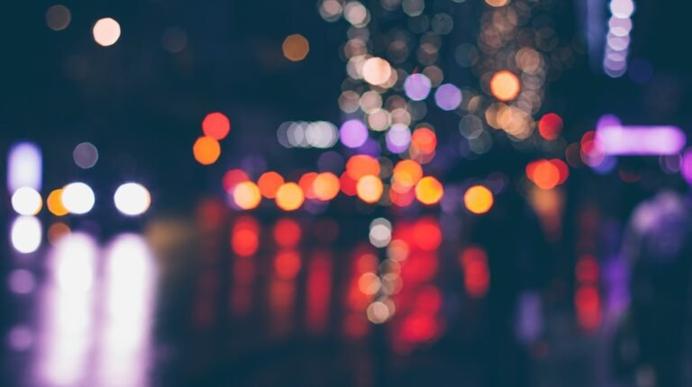 Lumières de ville floues la nuit, effet bokeh