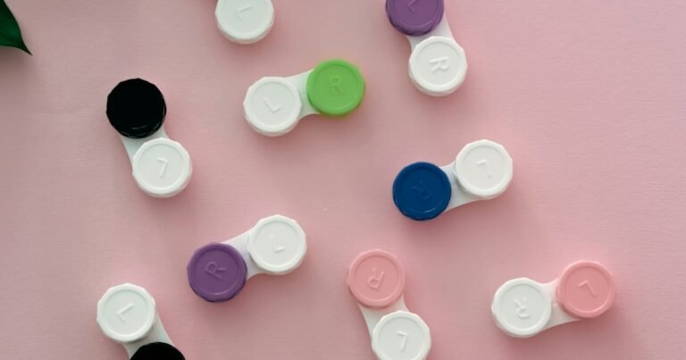 Étuis à lentilles de contact de couleurs variées sur fond rose